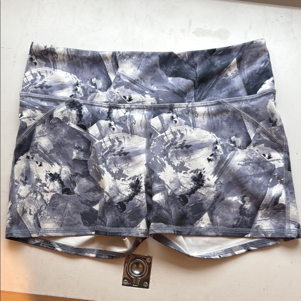 Fabletics Size Small Women's Gray Patterned Shorts - image 2